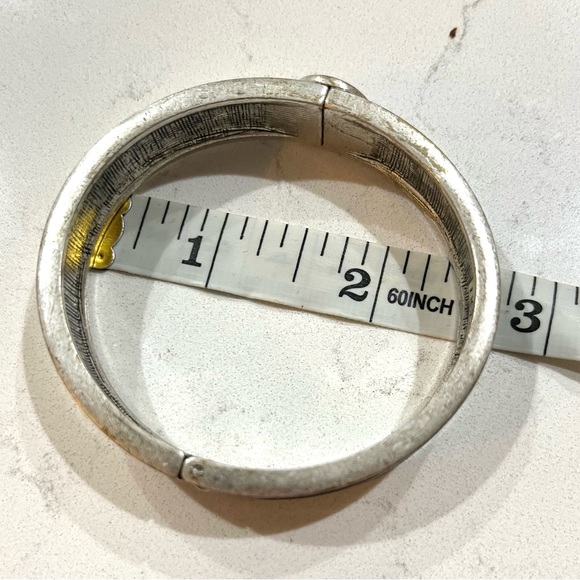 VINTAGE EXTREMELY RARE BCBG ENAMEL BLACK & WHITE DESIGN CUFF BRACELET , EUC - Picture 7 of 8